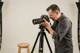 Photographe professionnel préparant son appareil photo pour une séance de photo d'identité en studio